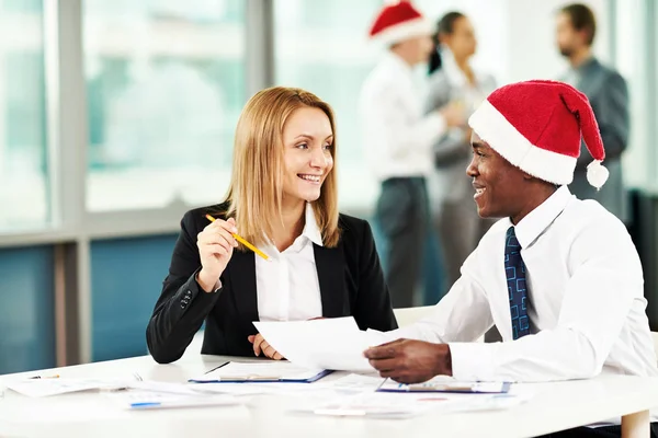 Specialisten werken in kantoor op eerste kerstdag — Stockfoto