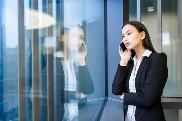 Jovem empresária falando por telefone — Fotografia de Stock