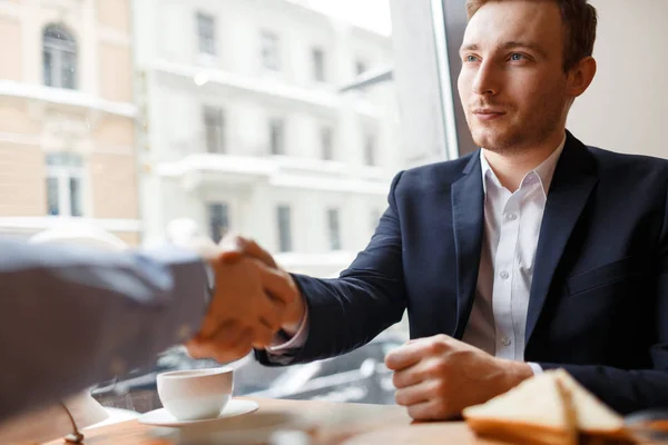 Empregador cumprimentando novo gerente — Fotografia de Stock