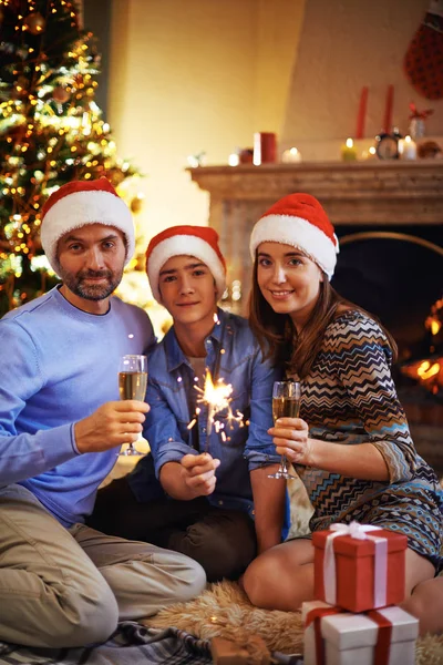 Aile Noel 'i evde kutluyor. — Stok fotoğraf