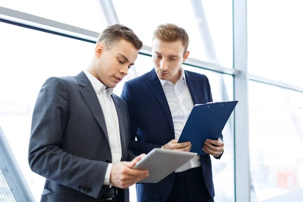 Jungunternehmer diskutieren — Stockfoto