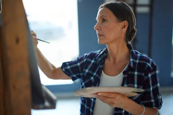 Mulher pintura no estúdio de arte — Fotografia de Stock