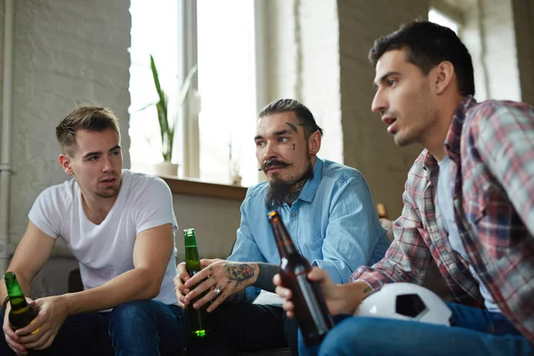 Tense guys watching tv broadcast — Stock Photo, Image