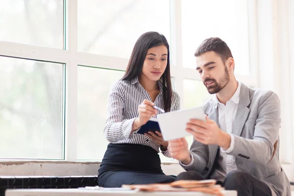 Jonge medewerkers netwerken — Stockfoto