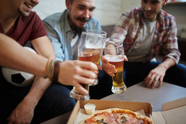 Toasting with beer — Stock Photo, Image