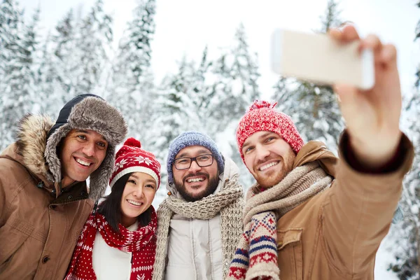 Amici che fanno selfie invernali — Foto Stock