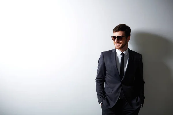 Elegante uomo d'affari in occhiali da sole — Foto Stock
