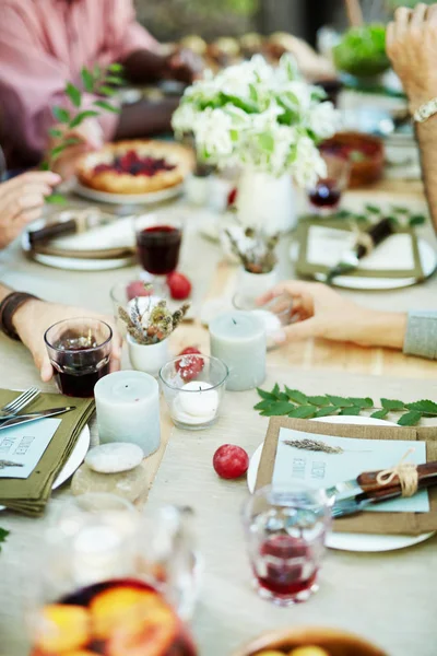 感謝祭のテーブルを添えてお祝い食糧 — ストック写真