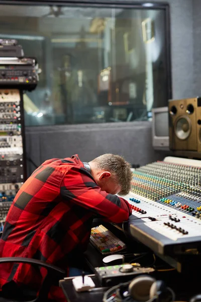 Trött deejay sover på soundboard — Stockfoto