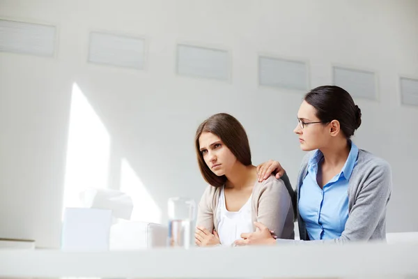Unhappy girl visiting her psychologist — Stock Photo, Image