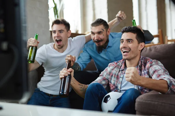 Caras sentados na frente da tv — Fotografia de Stock