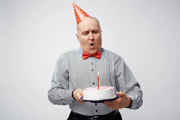 Hombre celebrando cumpleaños — Foto de Stock