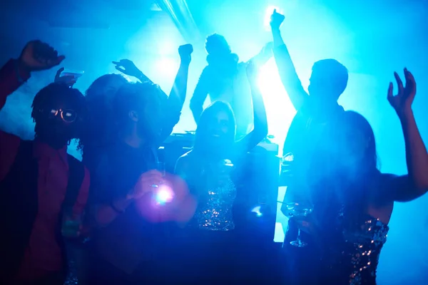 Guys and girls dancing at disco — Stock Photo, Image
