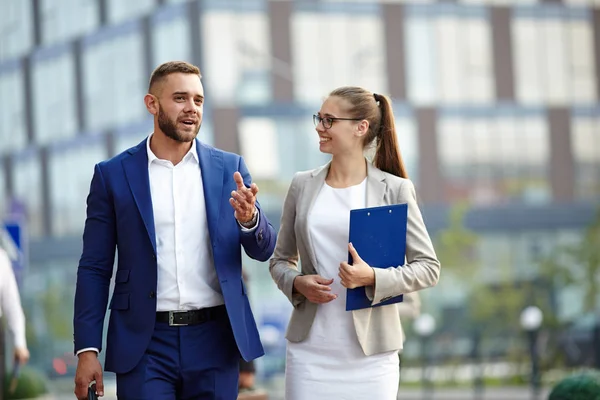 Jóvenes compañeros de trabajo hablando —  Fotos de Stock