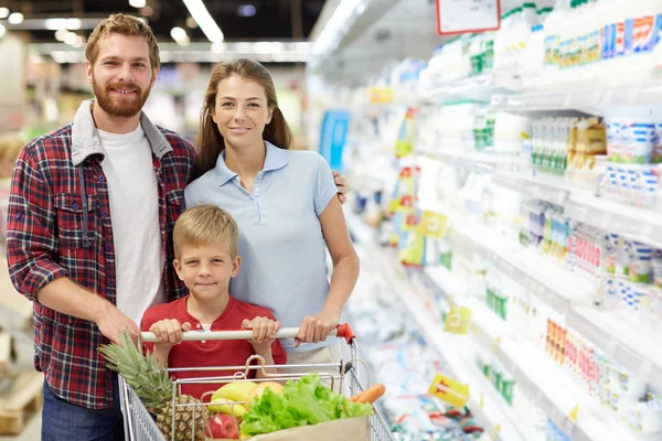 Família feliz com carrinho de consumidor — Fotografia de Stock