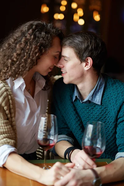 Romantisches Paar sitzt im Restaurant — Stockfoto