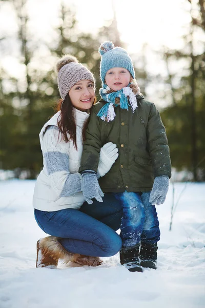 Μητέρα και γιος στο πάρκο του χειμώνα — Φωτογραφία Αρχείου