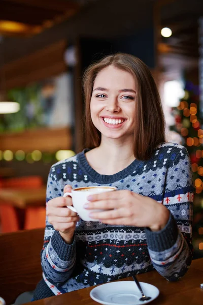 Gelukkig meisje zit in de coffeeshop — Stockfoto