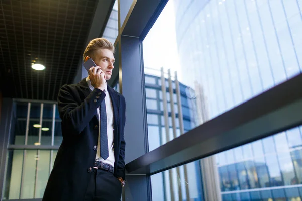 Podnikatel hovoří na mobilním telefonu — Stock fotografie