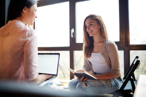 Chicas discutiendo la tarea en la cafetería —  Fotos de Stock