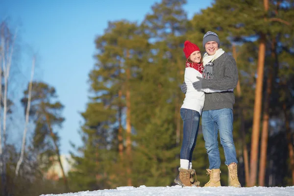 Par embracing och tittar på kameran — Stockfoto