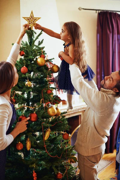 Οικογένεια διακόσμηση χριστουγεννιάτικο δέντρο στο σπίτι — Φωτογραφία Αρχείου
