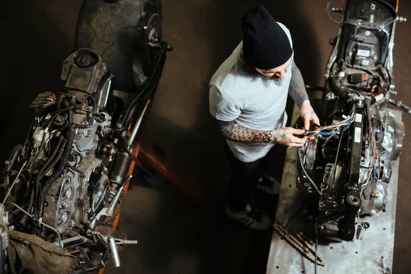 Özel-Motosiklet Garaj tamir teknisyeni — Stok fotoğraf