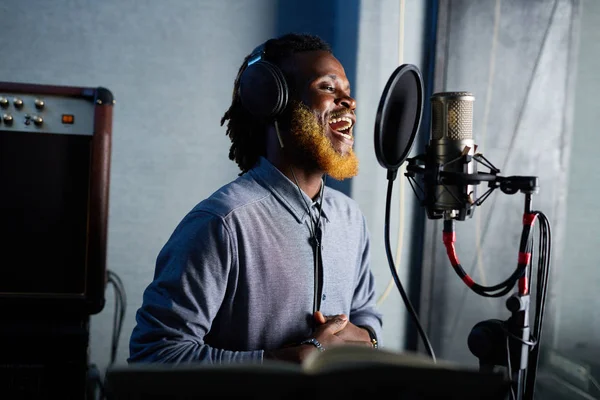 Cantante grabando sus canciones en estudio de audio — Foto de Stock