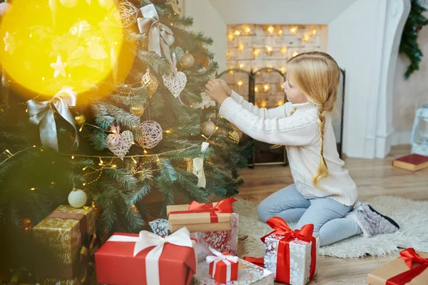 Mädchen bereitet Tannenbaum für Weihnachten vor — Stockfoto