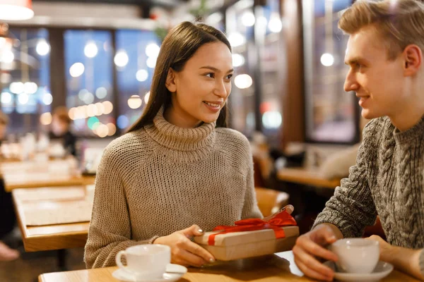 Coppia felice la sera di Natale — Foto Stock