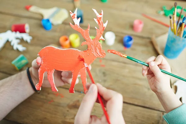 Figurine de cerf en bois peinte par gouache — Photo