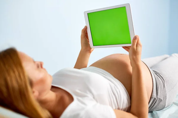 Zwangere vrouw met behulp van digitale Tablet PC — Stockfoto