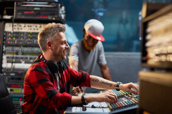 Ddeejay mezclando sonidos en estudio de audio — Foto de Stock