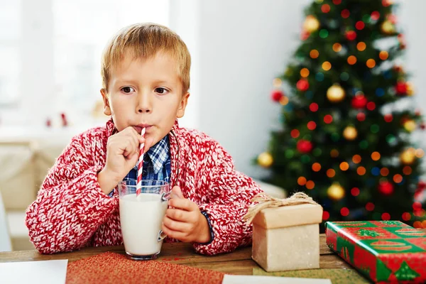 Junge trinkt Milch — Stockfoto