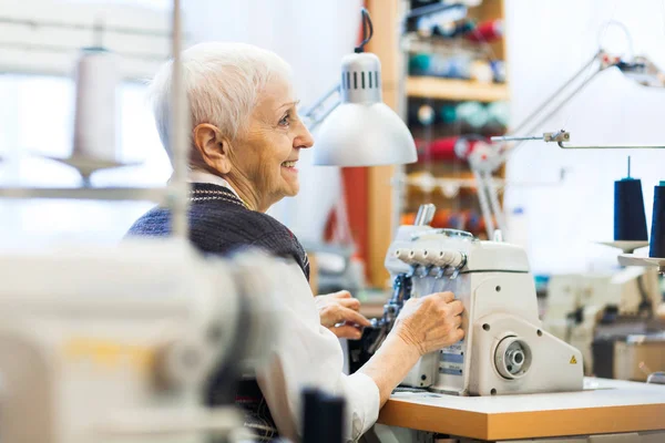 Sastre sénior trabajo — Foto de Stock