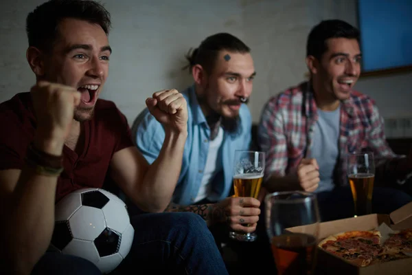 Друзья смотрят футбольный матч — стоковое фото
