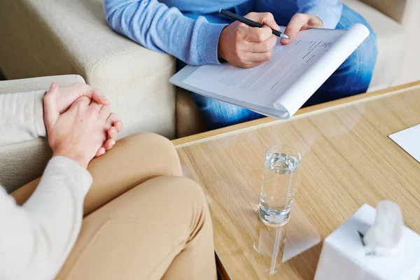 Žena sedí u stolu s její psycholog — Stock fotografie