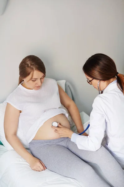 Femme enceinte ayant un traitement régulier — Photo