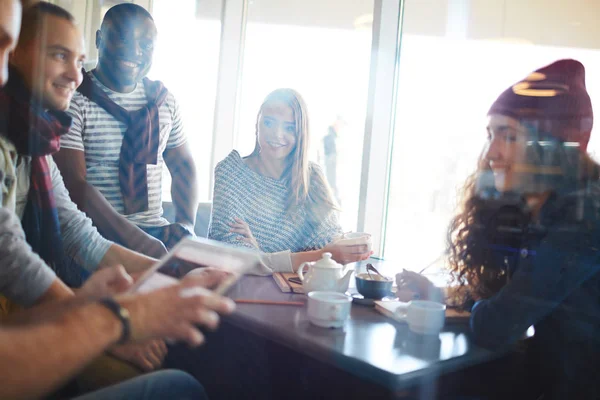 Τους φίλους, μιλώντας στο café — Φωτογραφία Αρχείου