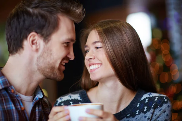 Casal jovem olhando um para o outro — Fotografia de Stock