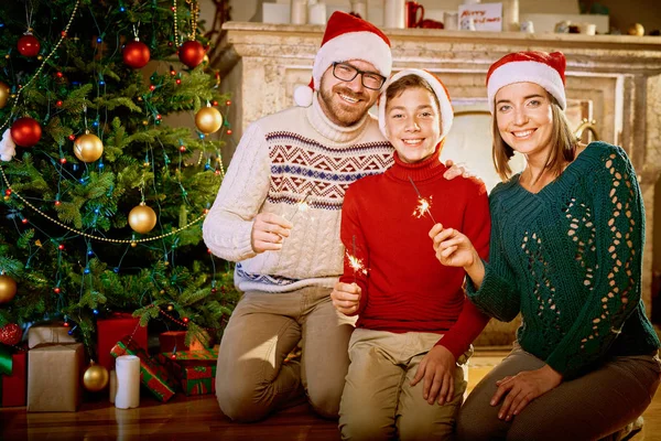 Föräldrar och son på julnatten — Stockfoto