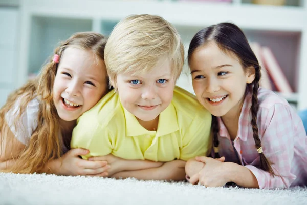 Entspannte Kinder auf dem Boden — Stockfoto