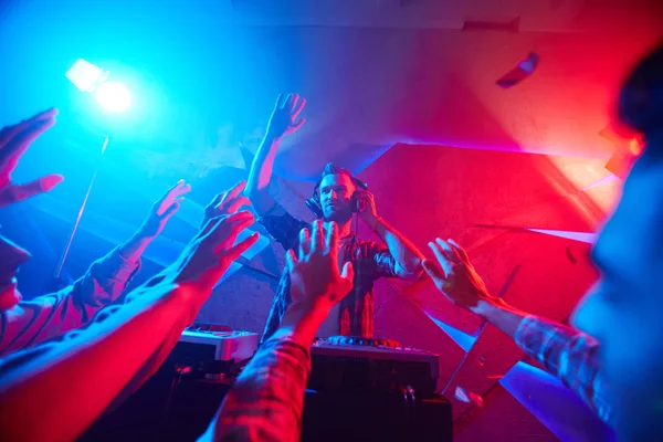 DJ και χορευτές απολαμβάνοντας νύχτα κόμμα — Φωτογραφία Αρχείου