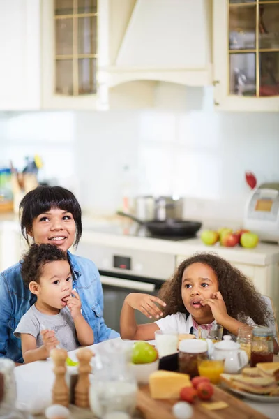 Familie eten ontbijt — Stockfoto