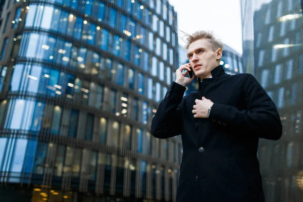 Businsessman talar i telefon — Stockfoto