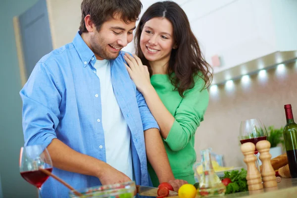 Hombre picando tomate fresco para ensalada — Foto de Stock