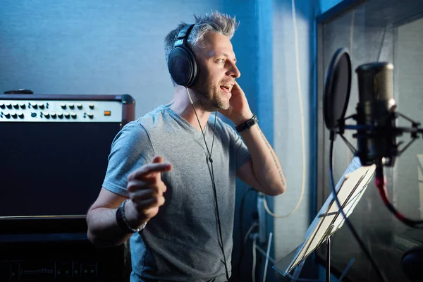 Man uitvoeren van zijn liederen in studio van records — Stockfoto