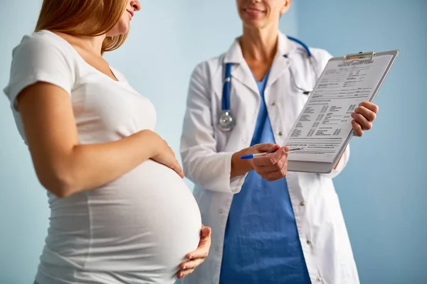 Obstetrician showing medical history — Stock Photo, Image