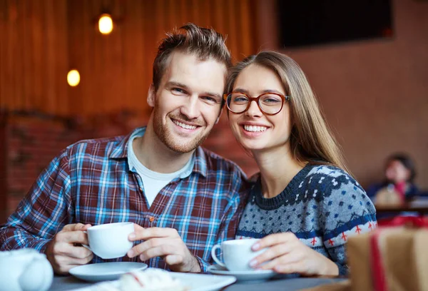 Glada unga paret sitter i café — Stockfoto