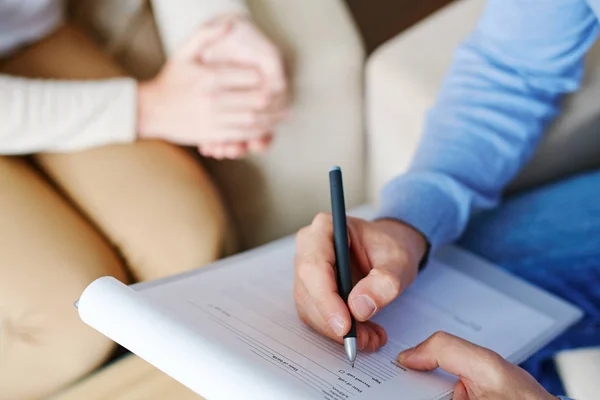 Hand des Psychologen über ärztliche Karte — Stockfoto